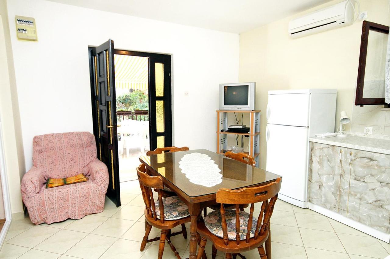 Apartments By The Sea Brgulje, Molat - 6241 Bagian luar foto